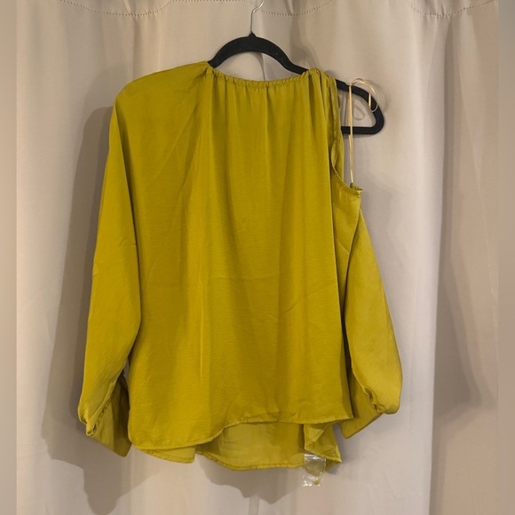 Women's NWT Glow Green Blouse - Picture 1 of 7